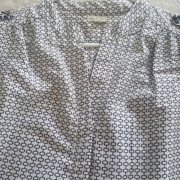 Black and White pattern sleeveless blouse - Picture 3 of 3